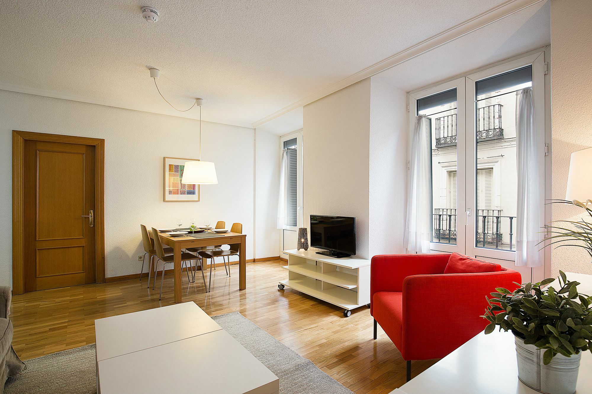 Apartamentos San Lorenzo 26 มาดริด ภายนอก รูปภาพ